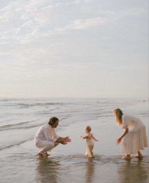 Ocean Family Aesthetic, Malibu Couple Photoshoot, Beige Beach Family Photos, Photography Inspiration Family, Cute Aesthetic Family, Cute Family Photos Aesthetic, Summer Aesthetic Family, Family Pic Aesthetic, Family Asthetic Pic