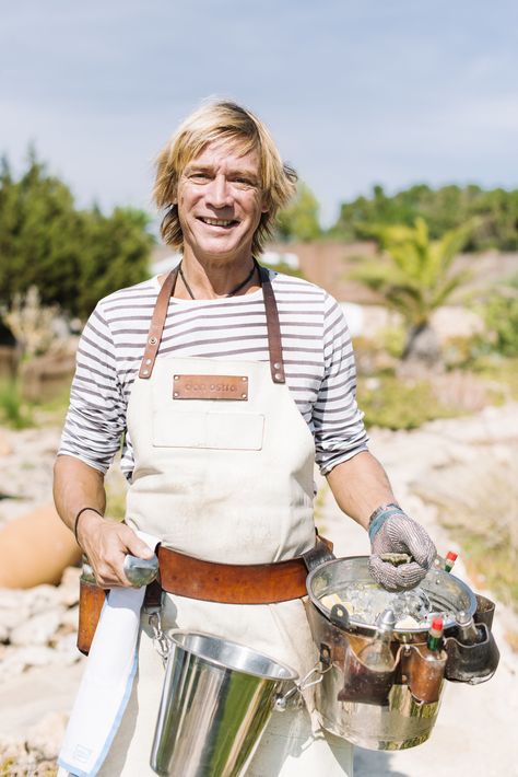 Oyster Shucker At Wedding, Oyster Shucker Wedding, Wedding Oyster Bar, Boho Wedding Decor Ideas, Wedding Cake Nature, Oyster Shucker, Oyster Shucking, Wedding Dogs, Summer People