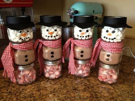 Hot Chocolate In A Jar, Mason Jar Christmas Gifts, Diy Hot Cocoa, Cocoa Gift, Diy Christmas Gifts For Family, Easy Diy Christmas Gifts, Pillow Crafts, Baby Food Jars, Snowman Gifts