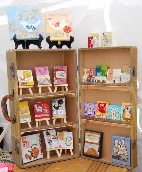 Craft show display via Two Hand Design Suitcase Display, Craft Stall Display, Dm Ideas, Stall Display, Craft Show Booth, Portable Display, Craft Fairs Booth, Craft Booth Displays, Vendor Booth