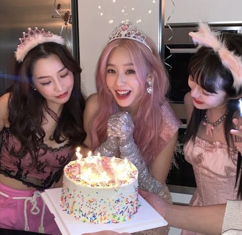 Birthday Trio Poses, Trio Birthday Photoshoot, 17th Birthday Ideas, Cute Birthday Pictures, Cute Birthday Ideas, Happy Birthday Girls, 17 Kpop, Friend Poses Photography, Birthday Planning