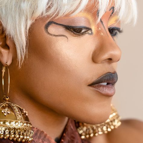 Iniko Jericho Aesthetic, Genderless Makeup, Fey Makeup, Enby Makeup, Unconventional Makeup, Worship Wallpaper, Bubble Birthday, Buff Women, Goddess Aesthetic