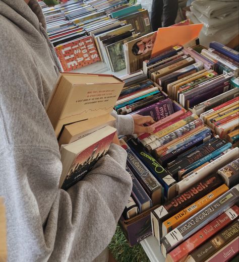 Bookstore Shopping Aesthetic, Shopping Books Aesthetic, Book Life Aesthetic, Aesthetic Stack Of Books, Book Market Aesthetic, Books Vision Board Pictures, Books Shopping Aesthetic, Book Sale Aesthetic, Books Asethetic Pic