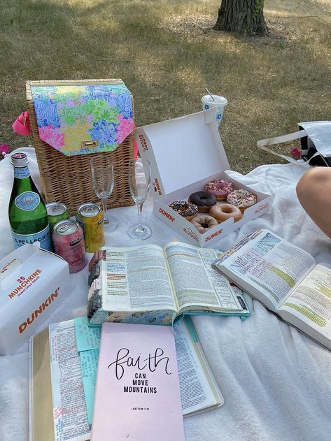 Bible Study Picnic, Friends Bible Study, Bible Study Date, Study Picnic, Christian Vision Board, Study Date, Christian Friendship, Picnic Summer, Christian Activities