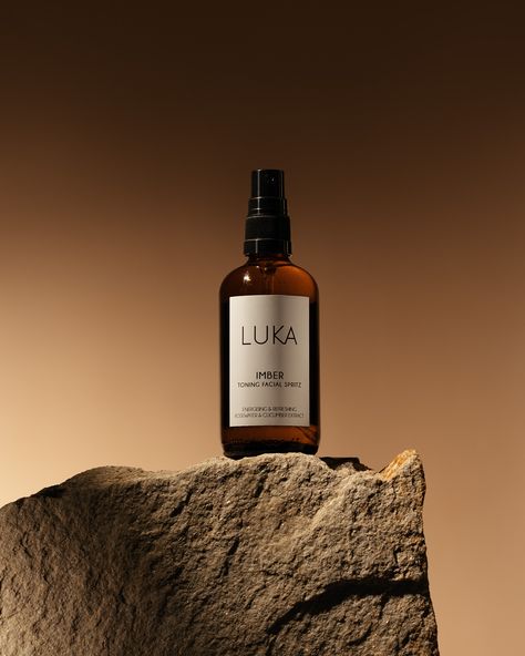 Promotional product photography of the product. Brown skincare spray LUCA Imber with toning facial spritz. Toner contains rosewater and cucumber. The product stands on a large brown stone, the sun creates a beautiful shadow in the background. Product Photo Editing, Backgrounds For Products, Facial Product Photography, Model With Product Photography, Skin Care Photography Products, Beauty Product Photoshoot Ideas, Product Photography Luxury, Beauty Products Photoshoot, Brown Product Photography