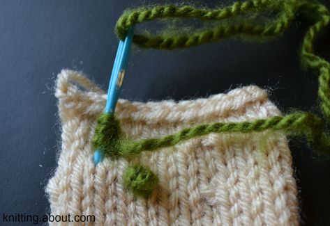 Learn how to make a french knot with yarn to add a little zing to your knitting for centers of embroidered knit flowers or as eyes for a doll. French Knots Embroidery, Knots Embroidery, French Knot Stitch, French Knot Embroidery, French Knitting, Knitting Basics, Ear Warmer Headband, Knitted Flowers, French Knots