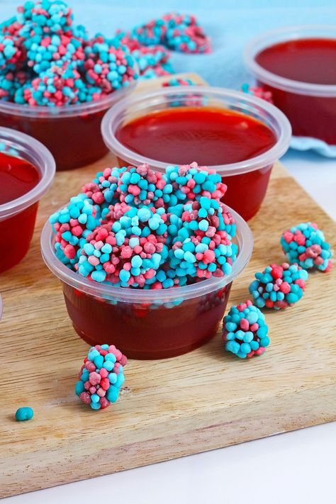 With their sweet candy flavor, berry gummy center, and fruity raspberry jello, these shots are an unexpected treat! Birthday Jello Shots, Raspberry Jello Shots, Alcohol Jello Shots, Cherry Jello Shots, Rum Jello Shots, Cozy Hot Drinks, Best Jello Shots, Raspberry Jello, Jello Shots Vodka