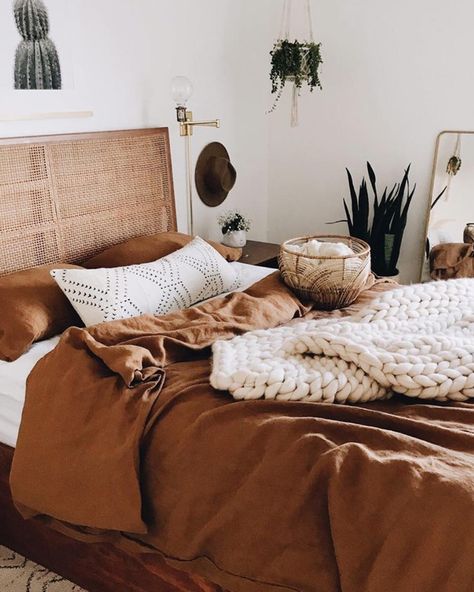 Terracotta Bedding Boho, Bedroom With Brown Bedding, Earthy Orange Bedroom, Brown Bedding Bedroom Ideas, Brown Bedroom Ideas Cozy, Brown Themed Bedroom, Rust Bedroom Ideas, Brown Bedding, Earthy Bedroom