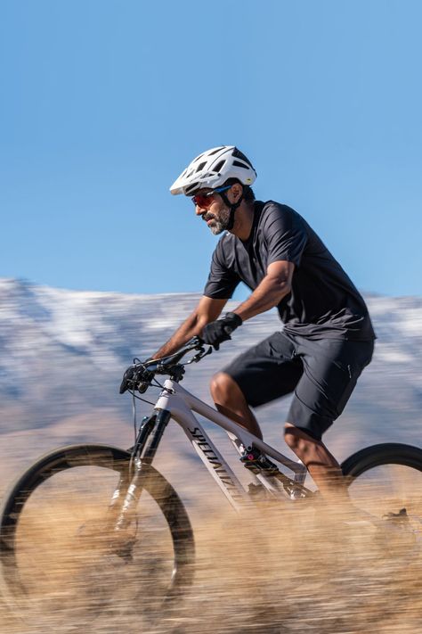 Mountain Bike Outfit Men, Casual Bike Ride Outfit, Mtb Outfit, Mountain Biking Outfit, Bike Riding Outfit, Gloves Outfit, Mt Bike, Cycling Photography, Downhill Mountain Biking