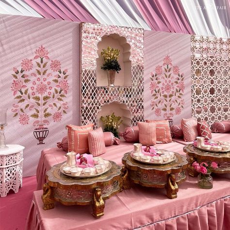 Grah Shanti Decor, Royal Wedding Decorations Indian, Rajasthani Wedding Decor, Indian Wedding Reception Backdrop, Ramadan Setup, Indian Reception Decor, Mughal Aesthetic, Lunch Decor, Decoration Haldi