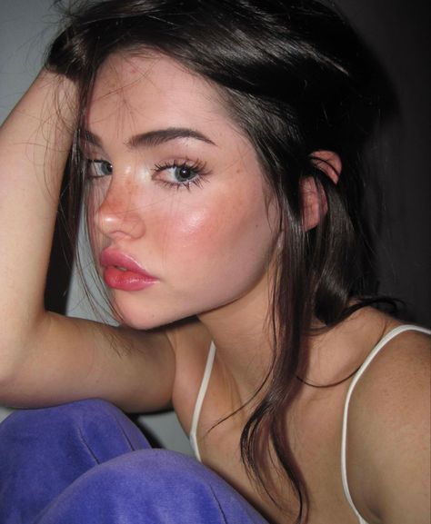 gracie mckenna girl aesthetic icon pfp Pale Girl, Cute Makeup Looks, Pale Skin, 가을 패션, Girls Makeup, Pretty Makeup, Cute Makeup, Aesthetic Makeup, Makeup Inspo