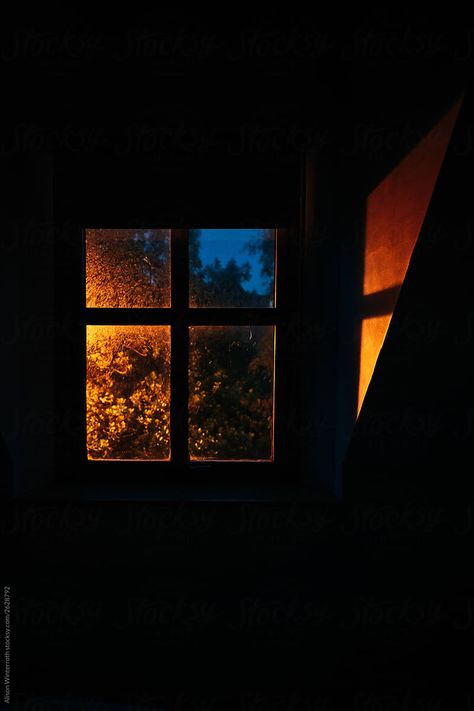 Streetlight coming in a window at dark High Contrast Painting, Window Astethic, Orange Dark Aesthetic, Dark Light Aesthetic, Orange Light Aesthetic, Dark Blue And Orange Aesthetic, Orange And Dark Blue Aesthetic, Cool Lighting Photography, Twilight Lighting