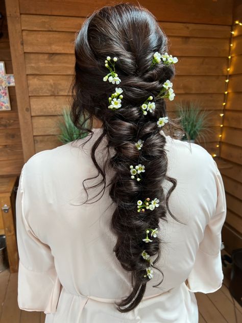 Engagement Braids Indian, Braid For Bride Indian, Indian Floral Hairstyles, French Braid Indian Wedding, Indian Bridal Hair Flowers Braid Hairstyles, Bridal Braids Indian, Mehndi Braid Hairstyles, Braid Hairstyles With Flowers Indian, Mehndi Plait Hairstyles