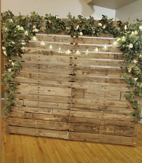 Wood Backdrop Wedding, Engagement Party Backdrop, Grad Party Inspo, Pallet Backdrop, Wedding Photo Walls, Rustic Wedding Backdrops, Pallet Wedding, Rustic Wedding Photos, Wooden Backdrops