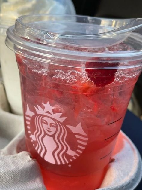 Starbucks Strawberry Refresher, Refresher From Starbucks, Acai Drink, Starbucks Strawberry Acai Refresher, Strawberry Acai Refresher, Cold Starbucks Drinks, Starbucks Strawberry, Strawberry Acai, Strawberry Drinks