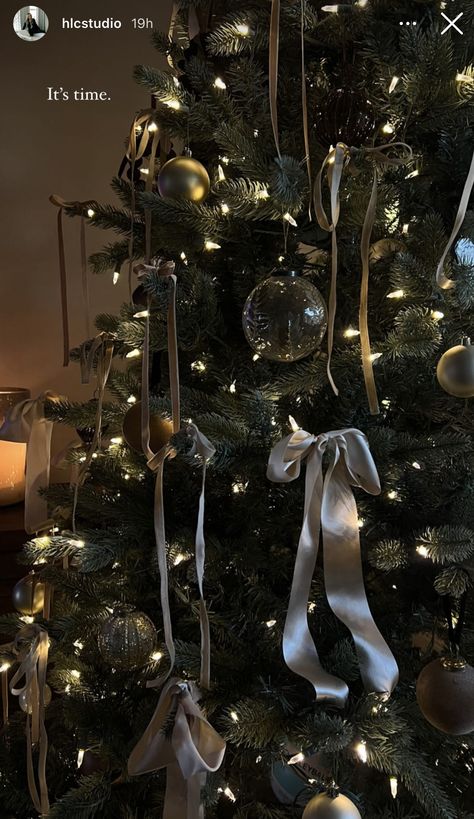 December Aesthetic Story, Christmas Tree Decorations Gold Silver, Christmas Tree Inspiration Silver, Christmas Decor Ideas Gold And Silver, Raindrop Christmas Tree, Vintage Santa Christmas Decor, Merry Christmas Story Instagram, Christmas Aesthetic Story, Christmas Aesthetic Instagram Story