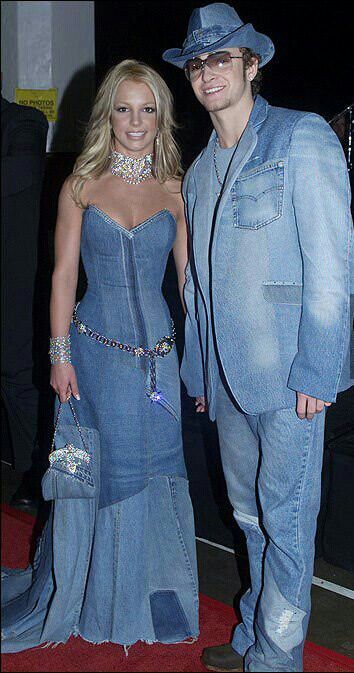 Britney and Justin all-denim outfits. Britney Spears Justin Timberlake, Mtv Awards, Canadian Tuxedo, Denim And Diamonds, Funny Fashion, Double Denim, 90s Nostalgia, Justin Timberlake, Fashion Hacks Clothes