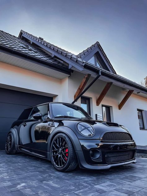 Cute Car Wallpaper, Modded Mini Cooper, Mini Cooper Countryman Aesthetic, Mini Cooper S Modified, Mini Cooper Modified, Iphone Car Wallpaper, Wallpaper Iphone Luxury, Wallpaper Iphone Car, Mini Cooper Aesthetic