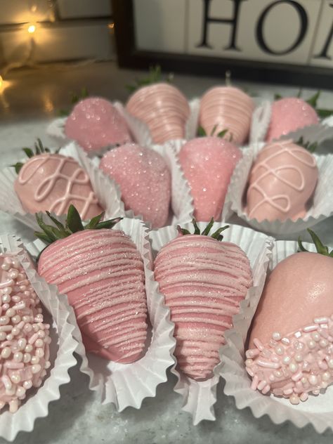 Quinceñera Food Ideas, Snacks For 18th Birthday, Food For A Quinceanera, 18th Birthday Snack Ideas, Food At Birthday Party, Quinceanera Strawberries, Birthday Give Aways Ideas, Pink Birthday Party Drinks, Light Pink Strawberries