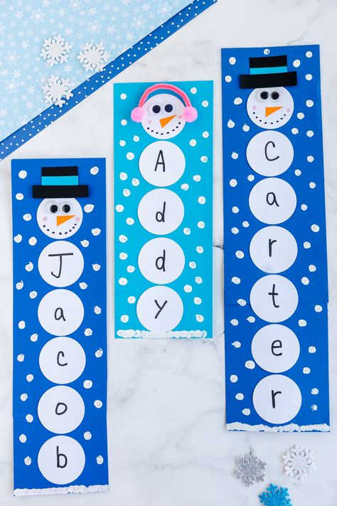 This Snowman Name Craft is such a fun and cute snowman craft! Kids of all ages will love to build their own paper snowman complete with their personalized name! Paper Crafts Kindergarten, Snowman Crafts For Kindergarten, Christmas Craft Ideas For Preschoolers, Winter Art And Crafts For Preschool, Snowman Crafts For Kids Preschool, Snowman Art For Preschool, Winter Crafts Preschool Art Projects, Snowman Crafts Kindergarten, Snow Man Crafts For Kids Preschool