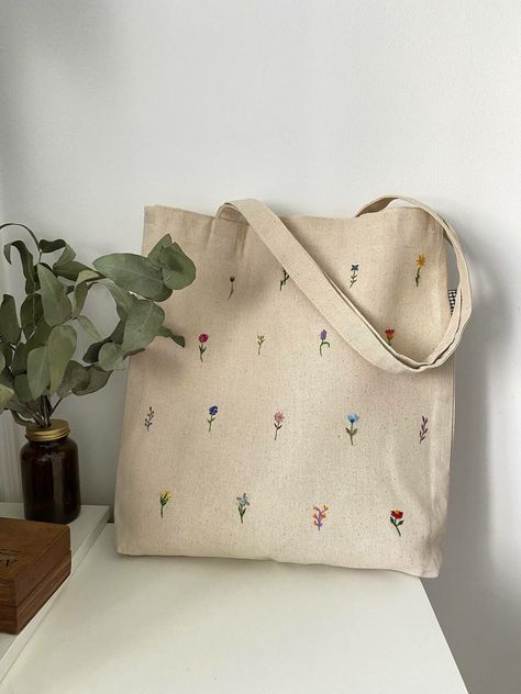 Uniqlo Bag Embroidery, Totebag Embroidery Idea, Hand Embroidered Tote Bag, Diy Tote Bag Design, Embroidery Napkins, Canvas Bag Design, Cushion Embroidery, Diy Bag Designs, Embroidered Tote Bag