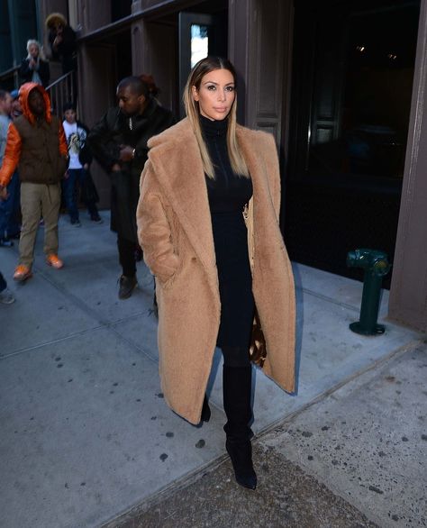 Camel Coat Outfit Winter Style, Kendall Kardashian, Max Mara Teddy Coat, Teddy Coat Outfit, Estilo Kim Kardashian, Camel Coat Outfit, Kim Kardashian Dresses, Max Mara Coat, Kim Kardashian Outfits