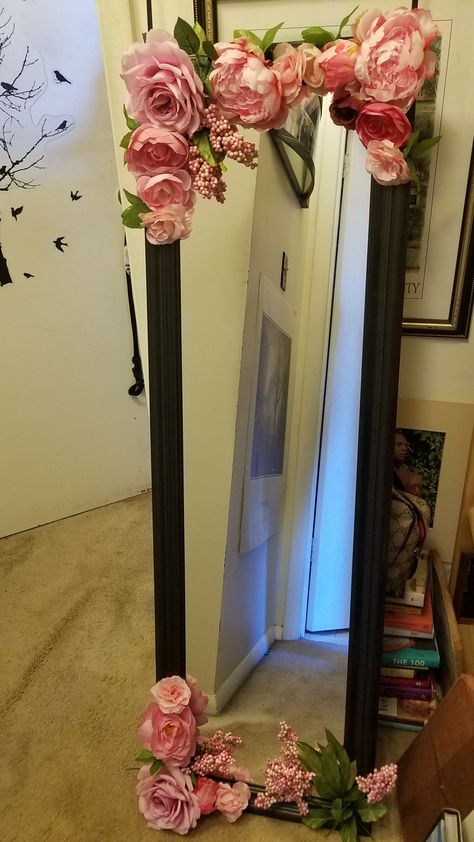 Diy Flower Mirror Frame, Mirror With Flowers Around It And String Lights, Diy Flower Mirror With Lights, Flower On Mirror Frame, Diy Mirror Frame Ideas Flowers, Diy Floral Mirror, Flower Mirror Frame, Mirror With Roses Around It, Mirror With Flowers