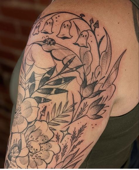 Pretty Halloween Tattoos, Spooky Flowers Tattoo, Floral Halloween Tattoo, Floral Ghost Tattoo, Ghost Flower Tattoo, Spooky Floral Tattoo, Spooky Sleeve Tattoo, Cool Nature Tattoos, Nature Tattoo Ideas