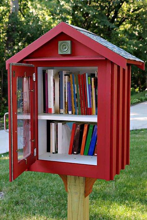 7 DIY Little Free Library Plans That Anyone Can Build Diy Little Free Library, Little Free Library Plans, Tiny Library, Street Library, Library Plan, Lending Library, Mini Library, Community Library, Home Library Design