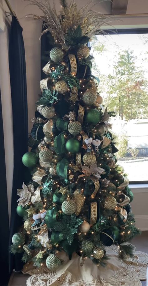 Gold Black And Green Christmas Tree, Green And Wood Christmas Tree, Emerald Christmas Tree Decorations, Flocked Tree Green Ornaments, Emerald Gold Christmas Tree, Green And Gold Xmas Tree, Green Gold Ivory Christmas Tree, Green Christmas Tree Decorations Ideas, Green Black And Gold Christmas Tree