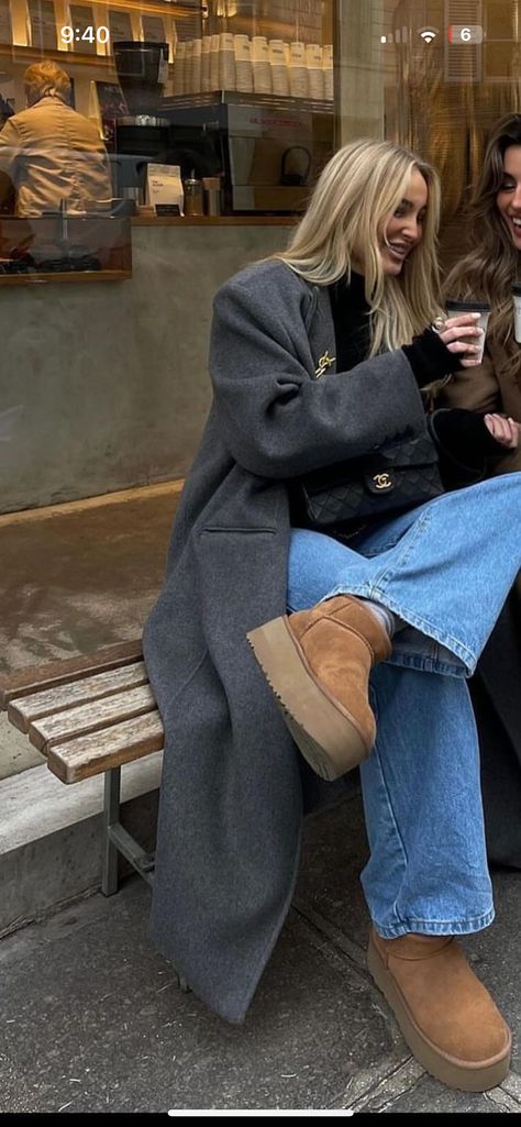 Long Grey Winter Coat Outfits, January Street Style, Short Overcoat Outfit Women, Winter Outfits Cold Trench Coat, Winter Outfits City Girl, Oversized Coat Aesthetic, New York Winter Going Out Outfit, Long Grey Jacket Outfit Winter, Trench Coat Outfit Gray