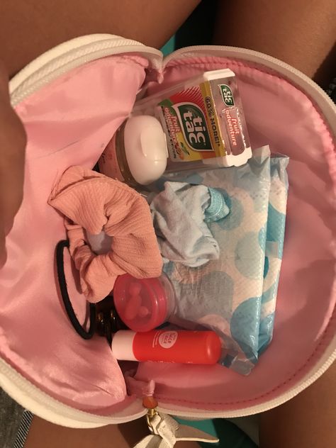 Pretty School Supplies, What's In My Purse, Purse Essentials, Sports Bags Gym, Teen Life Hacks, What In My Bag, Emergency Kit, Pop Up Cards, Sport Bag