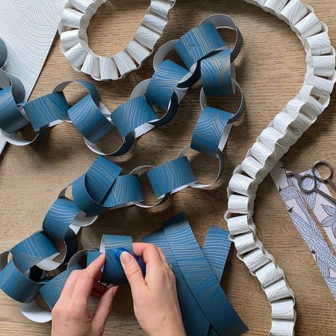 Paper chains are a wonderful way to use up left over wallpaper scraps or off cust. I have made these chains out of single designs but they look beautiful when made of mixed patterns which means even the tiniest strip of paper doesn’t go to waste #sustainablechristmas #diychristmasdecorations #christmascrafting #makeyourownchristmasdecorations #papercraft #paperchains #diypaperchains #makeyourownpaperchains Paper Craft Garland, How To Make Paper Chains Christmas, Paper Chain Christmas Garland, Paperchain Christmas Decoration, Paper Ring Garland Christmas, How To Make Paper Chains, Paper Chains Christmas Garland, Christmas Paper Chains Garland, Paper Chain Garland Christmas