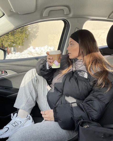 Oversized Puffer Jacket Outfit, Mom Jeans Aesthetic, Black North Face Puffer, Doudoune The North Face, Cabin Vibes, Puffer Jacket Outfit, Oversized Puffer Jacket, The North Face Puffer, Girls Winter Jackets