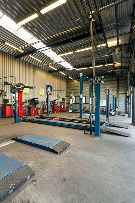 Car Shop Garage Workshop, Mechanics Shop Organization, Auto Mechanic Shop, Mechanic Workshop, Mechanic Shop Decor, Garage Business, Job Marketing, Motor Mechanics, Garage Workshop Plans