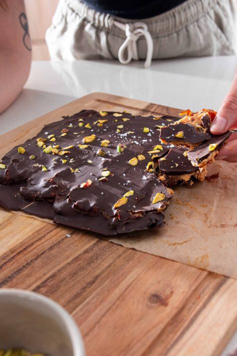 Peanut Butter Chocolate Bark, Dates Peanut Butter, Date Recipes Desserts, Easy Healthy Snacks, Peanut Butter And Chocolate, Date Recipes, Desserts Vegan, Bark Recipe, Easy Snack Recipes