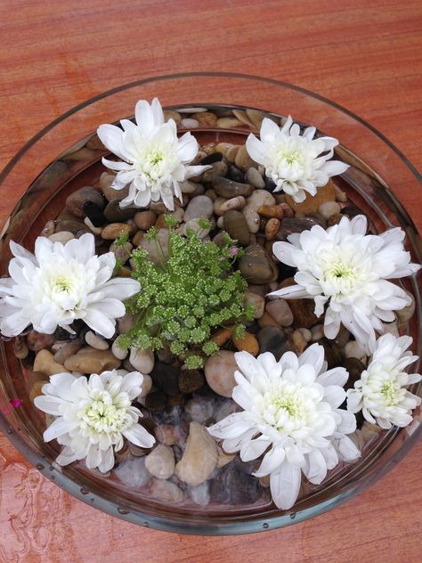 Floating flowers in glass bowl centerpiece Flower Decoration In Water Bowl, Floating Flowers In Water Table Decorations, Glass Bowl Decor Ideas Centerpieces, Flowers In Bowl, Water Bowl With Flowers Floating Candles, Round Glass Bowl Vases With Floating Flowering, Floating Flower Arrangements, Floating Flower Centerpieces, Bowl Centerpieces