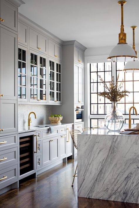 Gold Kitchen Hardware, White Marble Kitchen, Grey Kitchen Designs, Grey Kitchen Cabinets, Grey Kitchens, Interior Modern, Kitchen Marble, Kitchen Inspiration Design, Kitchen Trends