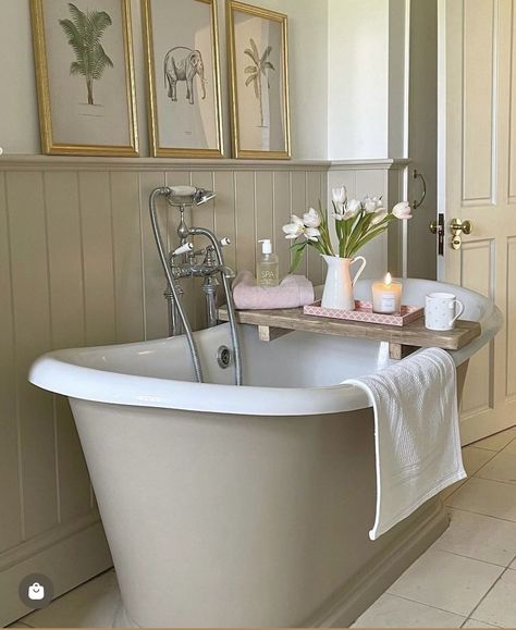 Cottage Style Bathrooms, Cottage Bathroom Ideas, Main Bathroom Ideas, Tongue And Groove Panelling, Pretty Bathrooms, Cottage Bathroom, Country Bathroom, Wall Panelling, Upstairs Bathrooms