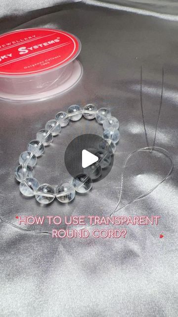 How To Secure Bracelets, How To Knot Elastic Bracelet, Easy Knots For Bracelets, Elastic Bracelet Ideas, Elastic Bracelet Knot, Diy Bracelets Tutorials Beads, Beaded Bracelets Diy Ideas, Elastic Bracelets Diy, Bracelet Making Ideas