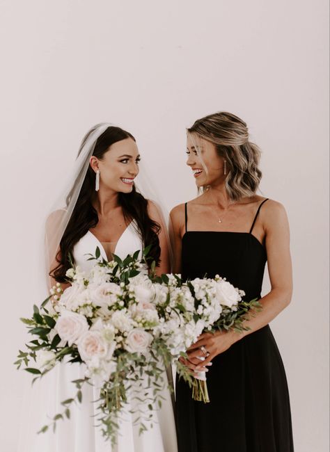 Bride With One Bridesmaid, Wedding Photo Poses With Friends, Wedding Photos With One Bridesmaid, Single Bridesmaid Pictures, Best Friend And Bride Photos, Photo Ideas With Bridesmaids, Bride Best Friend Photos, Bride With Two Bridesmaids, One Bridesmaid Wedding Photos