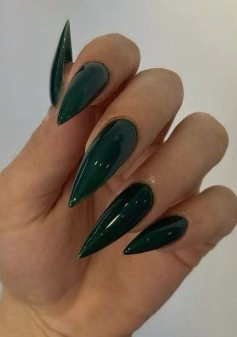 Acrylic Nails Stiletto, Jade Nails, Maquillage On Fleek, Emerald Nails, Green Acrylic Nails, Dark Green Nails, Green Nail Designs, Goth Nails, Green Nail