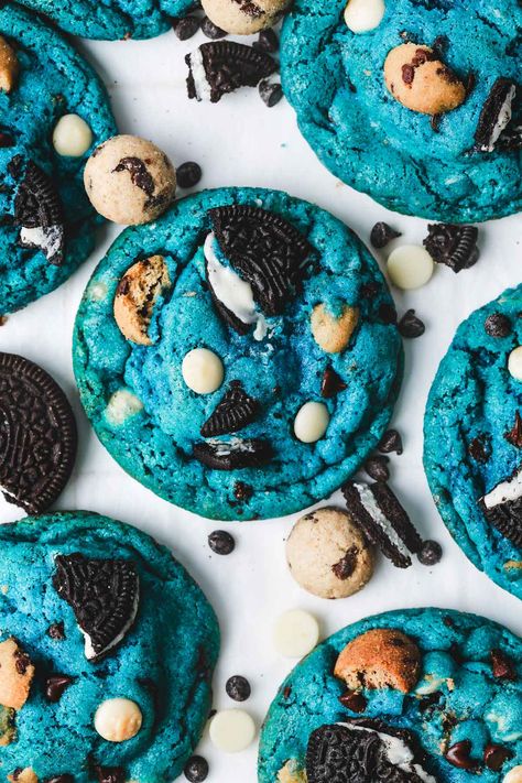 Enjoy our Soft & Chewy Cookie Monster Cookies – they're packed with Oreo-filled centers, bits of mini chocolate chip cookies, and a mix of white and dark chocolate chips. These vibrant blue cookies are a visual treat and a taste sensation, perfect for satisfying your cookie cravings. Interesting Cookies, Cookie Monster Cookies, Oreo Cookie Dough, Cookies Monster, Oreo Cheesecake Cookies, Oreo Stuffed Chocolate Chip Cookies, Monster Treats, Crispy Chocolate Chip Cookies, Cookies Stuffed