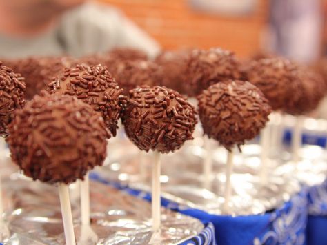 Get this all-star, easy-to-follow Dark Chocolate Brownie Pops recipe from Ree Drummond. Brownie Pops Recipe, Dark Chocolate Brownie, Ree Drummond Recipes, Brownie Pops, Chocolate Melting Wafers, Dark Chocolate Brownies, Food Network Canada, Pioneer Woman Recipes, Giada De Laurentiis