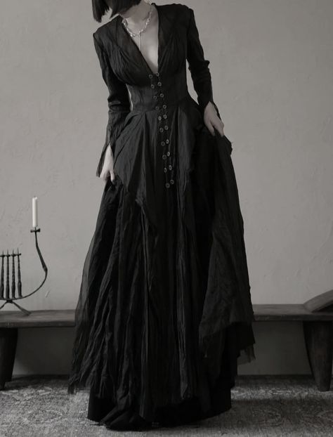 1900s Gothic Fashion, Goth Witch Fashion, Black Victorian Dress Aesthetic, Southern Gothic Dress, Old Gothic Fashion, Medieval Gothic Fashion, Dark Victorian Dress, Dark Witch Outfit, Goth Victorian Dress