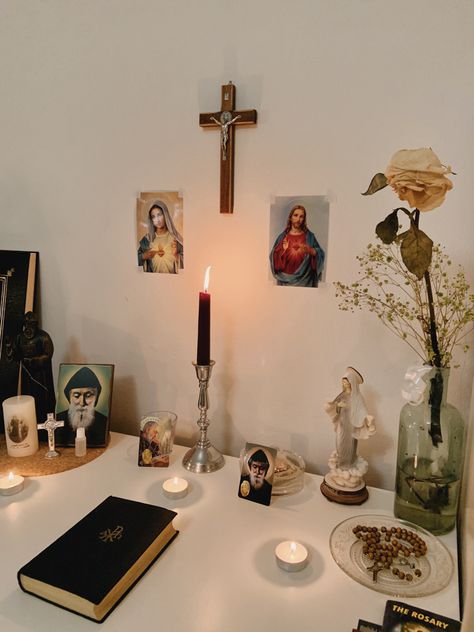 Christian House Aesthetic, Virgin Mary Decoration, The Beauty Of Catholicism, Traditional Catholicism Aesthetic, Christian Decor Aesthetic, Traditionalism Aesthetic, Prayer Aesthetic Catholic, Catholic Mass Aesthetic, Catholic Bedroom Aesthetic