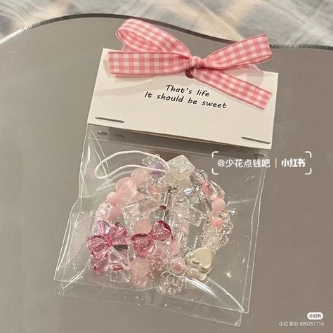 Pink Packaging Aesthetic, Cute Keychain Packaging, Beads Packaging Ideas, Keyring Packaging, Keychain Packaging, Aesthetic Packaging, Accessories Packaging, Packaging Ideas Business, Small Business Packaging Ideas