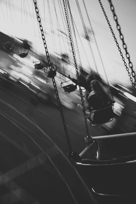 "There is a difference between watching life pass you by and watching it pass by on a swing" - Audra Lancaster Blurry Lights, Pastel Sky, Lily Evans, Foto Tips, Tumblr Photography, Foto Art, Jolie Photo, Swing Set, Summer Photos