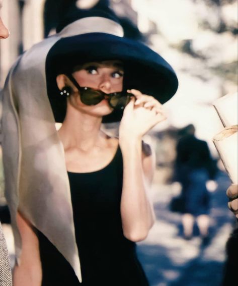 Aubrey Hepburn, Audrey Hepburn Photos, Septième Art, Audrey Hepburn Style, Hepburn Style, Breakfast At Tiffanys, Retro Mode, Old Hollywood Glamour, Old Money Aesthetic