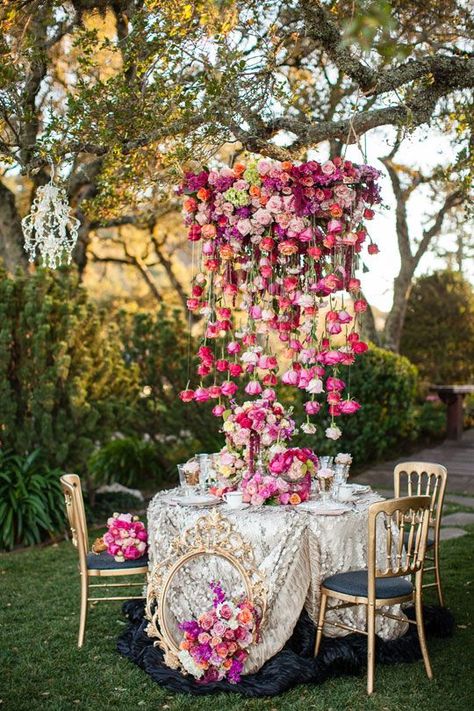 Hanging Wedding Decorations, Flowers Hanging, Deco Champetre, Tafel Decor, Decoration Flowers, Floral Chandelier, August Wedding, Table Centrepiece, Hanging Chandelier